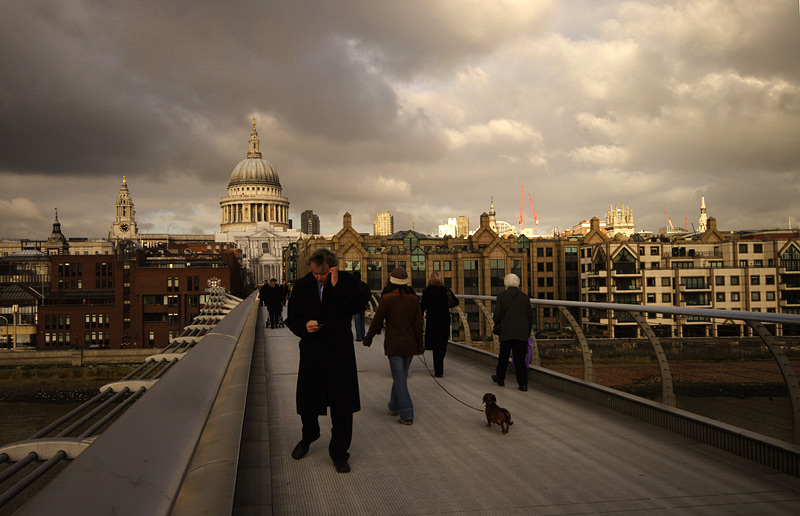 millennium bridge
---------
 (  ,      )